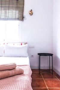 1 dormitorio con cama y mesa junto a una ventana en Casa Veronica 4 , 1 Dormotorio, en Arona