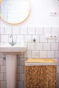 un baño con lavabo y espejo en Casa Veronica 4 , 1 Dormotorio, en Arona