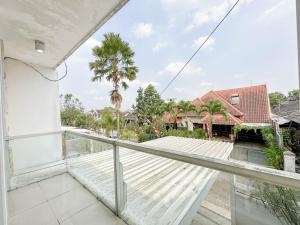 d'un balcon avec vue sur un palmier. dans l'établissement Villa Kalimaya - 3 Bedrooms, à Dau
