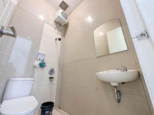 La salle de bains est pourvue de toilettes et d'un lavabo. dans l'établissement Villa Kalimaya - 3 Bedrooms, à Dau