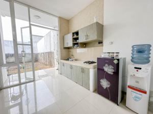 Il comprend une cuisine équipée d'un réfrigérateur et d'une cuisinière. dans l'établissement Villa Kalimaya - 3 Bedrooms, à Dau