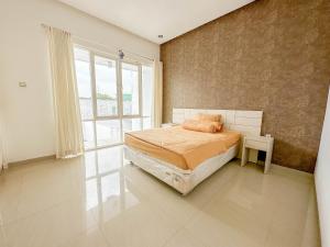 - une chambre avec un lit et une grande fenêtre dans l'établissement Villa Kalimaya - 3 Bedrooms, à Dau