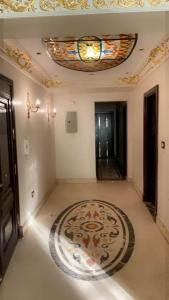 um quarto com um tapete no chão e um tecto com vitrais em Maadi appartment no Cairo