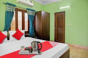 um quarto com uma cama com paredes vermelhas e verdes em Flagship Himgiri Guest House em Calcutá