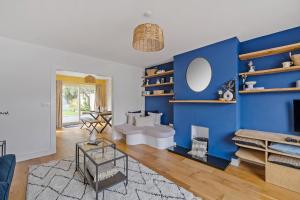 a living room with a blue wall at Modern Homely 3 bed in Central Plymouth w parking in Plymouth