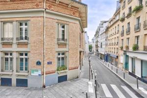 una calle vacía en una ciudad con edificios en Magnifique appartement pour 6 - Montorgueil, en París