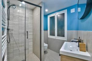 y baño con lavabo y ducha acristalada. en Magnifique appartement pour 6 - Montorgueil, en París
