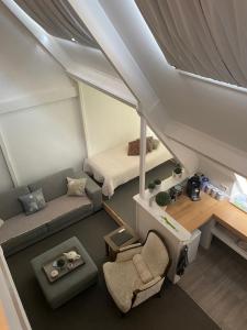 una vista aérea de una sala de estar en una casa en Bed & Breakfast Ytsma State, en Follega