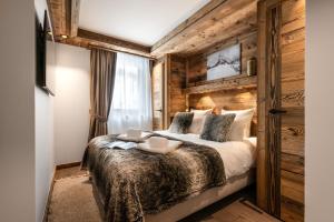 Een bed of bedden in een kamer bij Silverstone by Alpine Residences