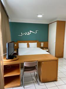 Llit o llits en una habitació de Praia do Canto Apart Hotel