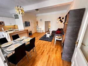 eine Küche und ein Wohnzimmer mit einem Tisch und Stühlen in der Unterkunft Ferienwohnung Anna in Burgau