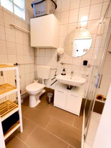 ein Bad mit einem WC und einem Waschbecken in der Unterkunft Ferienwohnung Anna in Burgau