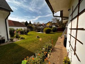 einen Garten mit einem Blumengarten neben einem Haus in der Unterkunft Ferienwohnung Anna in Burgau