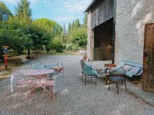 a group of chairs and tables outside of a building at Rêve d’Emma in Plan-dʼOrgon