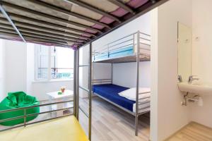 Postel nebo postele na pokoji v ubytování Downtown Hostel