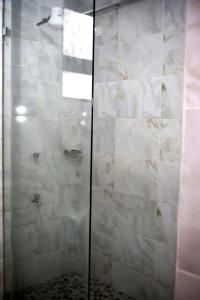 eine Dusche mit Glastür im Bad in der Unterkunft COSY HOMES SOUTHB in Nairobi