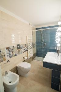 a bathroom with a toilet and a sink and a shower at La Finestra Sul Vulcano in Roccamonfina