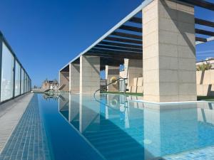 basen przed budynkiem w obiekcie GATU PREMIUM Marismas, terraza, parking, piscina común y aire acc , " Preferente mayores de 25 años y familias " w mieście El Puerto de Santa María +28 zdjęć