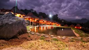 ein kleiner Teich vor einem Resort in der Nacht in der Unterkunft NGGELA Beach Bungalows in Basa
