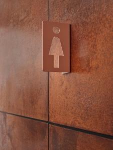 a sign on a wall with an arrow on it at CityHub Amsterdam in Amsterdam