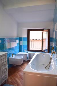 a bathroom with a tub and a toilet and a sink at IL GINEPRO B&B in Piamaggio