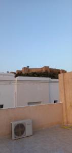 een airconditioner bovenop een dak bij Dar zman in Kelibia