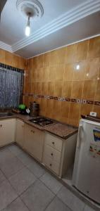 een keuken met een fornuis en een koelkast bij Dar zman in Kelibia
