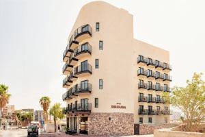 un edificio con balcones en un lateral en HOTEL SHOSHANA en Eilat