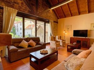 a living room with a couch and a tv at Casa Rural juaningratxi in Isaba