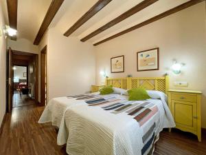1 dormitorio con 1 cama grande en una habitación en Casa Rural juaningratxi en Isaba