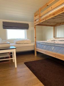 due letti a castello in una stanza con finestra di Apartment with amazing views - free parking ad Arendal