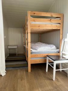 ein Etagenbett in einem Zimmer mit einem Stuhl und einem Schreibtisch in der Unterkunft Apartment with amazing views - free parking in Arendal