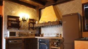 uma cozinha com um frigorífico e um micro-ondas em LA FRAGUA - CASA RURAL EN VILLANUEVA DE GOMEZ (AVILA) em Villanueva de Gómez