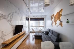 uma sala de estar com um sofá e um mapa do mundo na parede em Best view apartments em Lviv