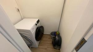 een wasmachine en droger in een kleine kamer bij Buda Garden Apartment in Boedapest