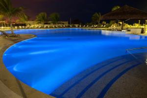 アキラスにあるHOTEL DOM PEDRO LAGUNAの- 夜間の青い大型スイミングプール