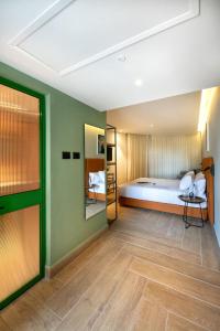 - une chambre avec un lit et une table dans l'établissement HOTEL SHOSHANA, à Eilat
