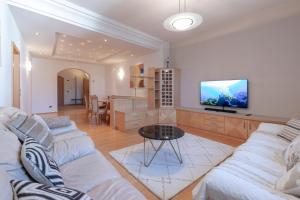 sala de estar con 2 sofás y TV en Apartment Perwanger, en Appiano sulla Strada del Vino
