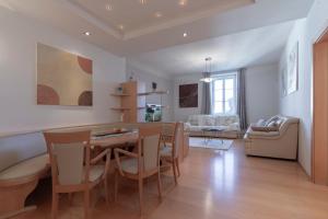 cocina y sala de estar con mesa y sillas en Apartment Perwanger, en Appiano sulla Strada del Vino