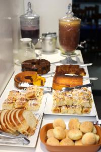 ein Buffet mit verschiedenen Speisen und Desserts in der Unterkunft Inácios Hotel ltda in Redenção