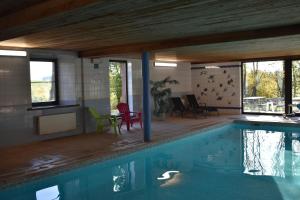 une maison avec une piscine et une terrasse dans l'établissement Gite 1 de Renuamont, à Sainte-Ode