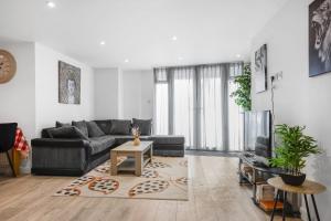 sala de estar con sofá y mesa en Modern 2 Bedroom Apartment in Central Woking, en Woking