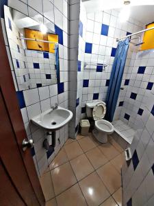 a bathroom with a toilet and a sink at LAS ARTES INN in Lima