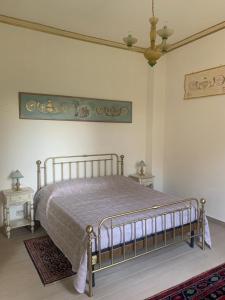 ein Schlafzimmer mit einem Bett und zwei Nachttischen in der Unterkunft La Quercia in Colle Farnese
