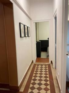 un corridoio con pavimento a scacchi in una stanza di La Grande Dame - T4 - Clim a Perpignano