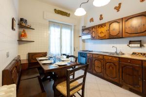 una cucina con tavolo in legno, sedie e lavandino di {Free Parking} WI-FI - Netflix & A/C a Roma