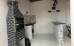 eine Küche mit einem Backsteinofen in einem Zimmer in der Unterkunft Casa aconchego in Canindé de São Francisco + 7 Fotos