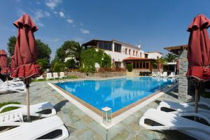 Bazén v ubytování Castello Rosso Hotel nebo v jeho okolí