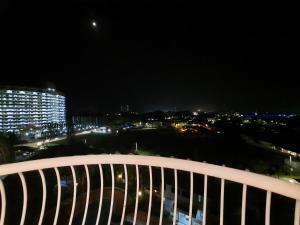 Melaka Homestay Best in Town 6+3 paxs في ميلاكا: اطلالة على المدينة ليلا من الشرفة
