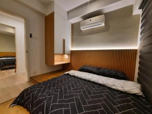 Melaka Homestay Best in Town 6+3 paxs tesisinde bir odada yatak veya yataklar